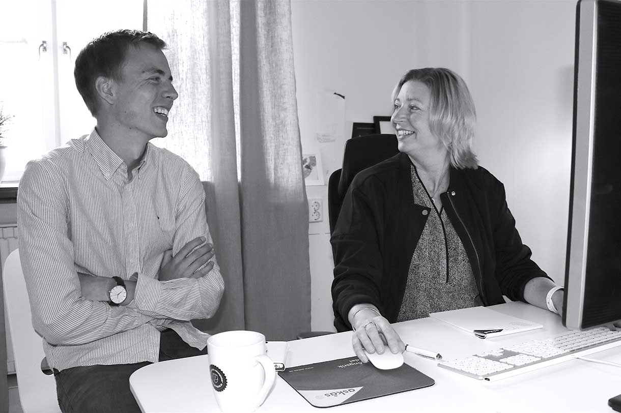 2016. Erik och Petra har kul på jobbet.