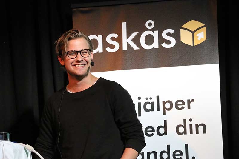 2015. Thomas Grabe från Bangerhead står på scen under Askås e-handelsdag.