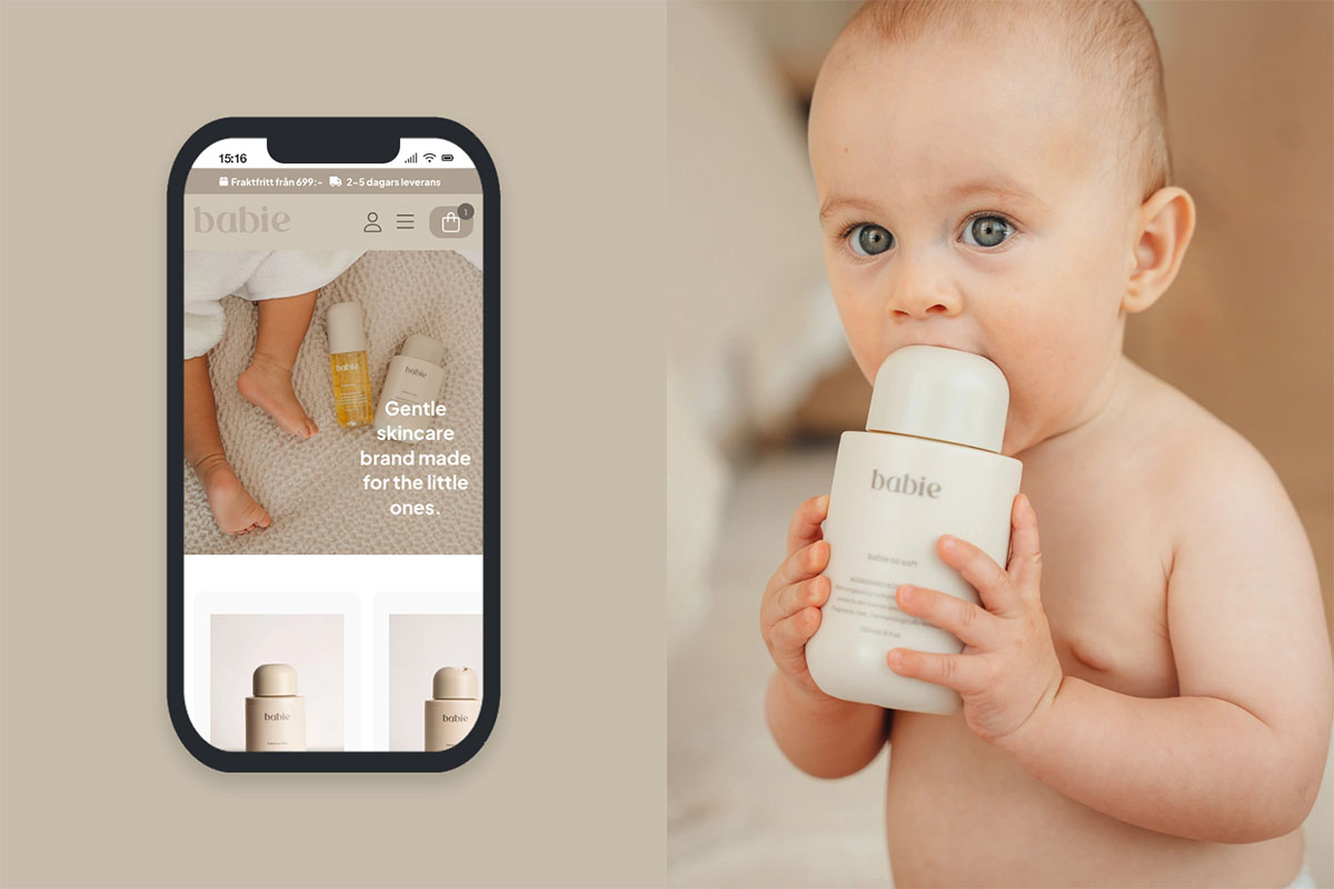 Mobil som visar babieskincare.se samt en bebis med en av babies produkter i händerna