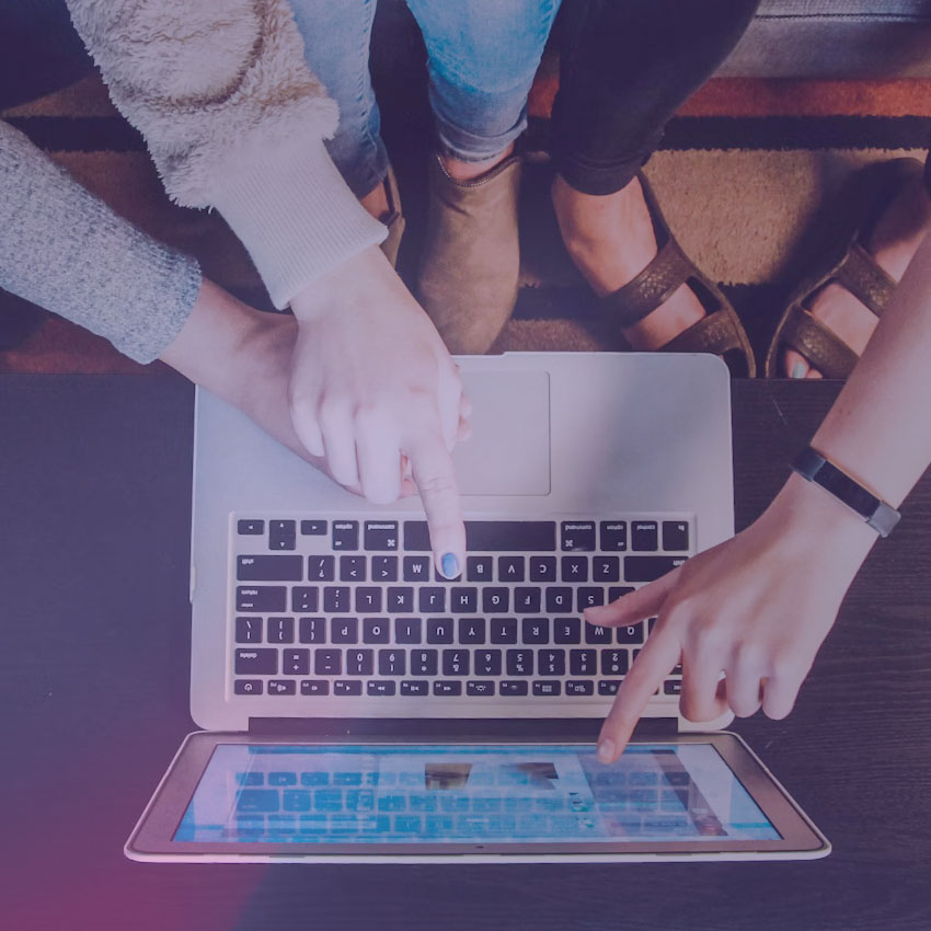 Komplett e-handelslösning från Askås. Bild på två personer som jobbar med Askås e-handelsplattform.